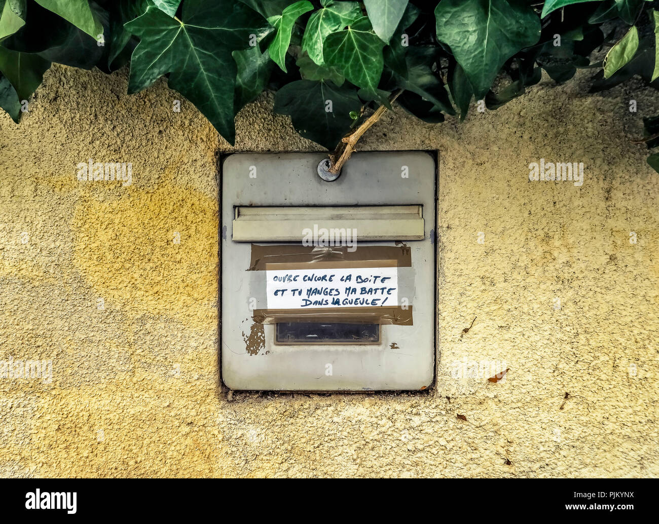 Cassetta postale con avviso in Narbonne, 'Aprire la mia casella di posta di nuovo e si brucia pioggia sull' Foto Stock