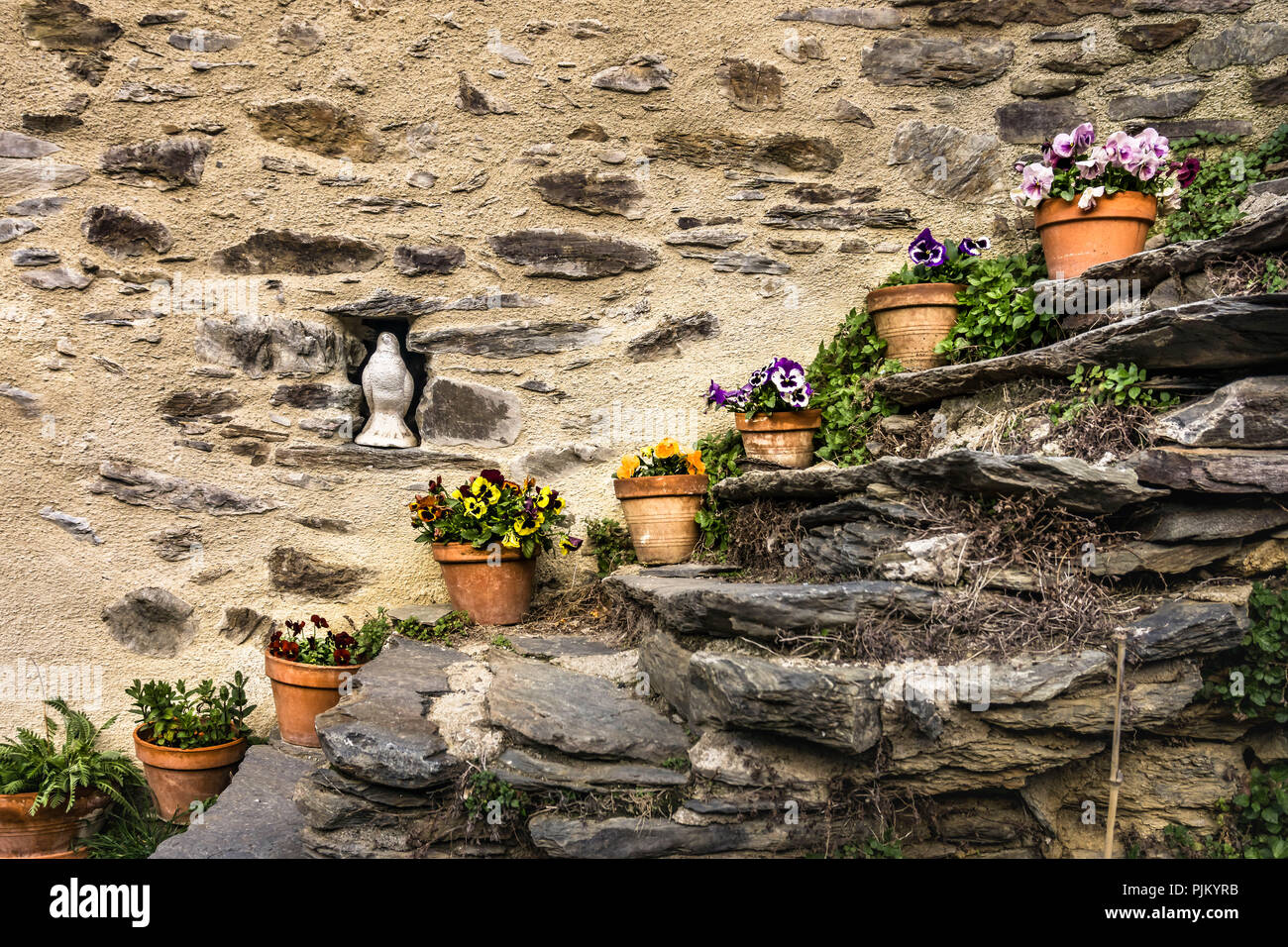 Scale di pietra in Evol e vasi di fiori in primavera, Les Plus Beaux Villages de France, Foto Stock
