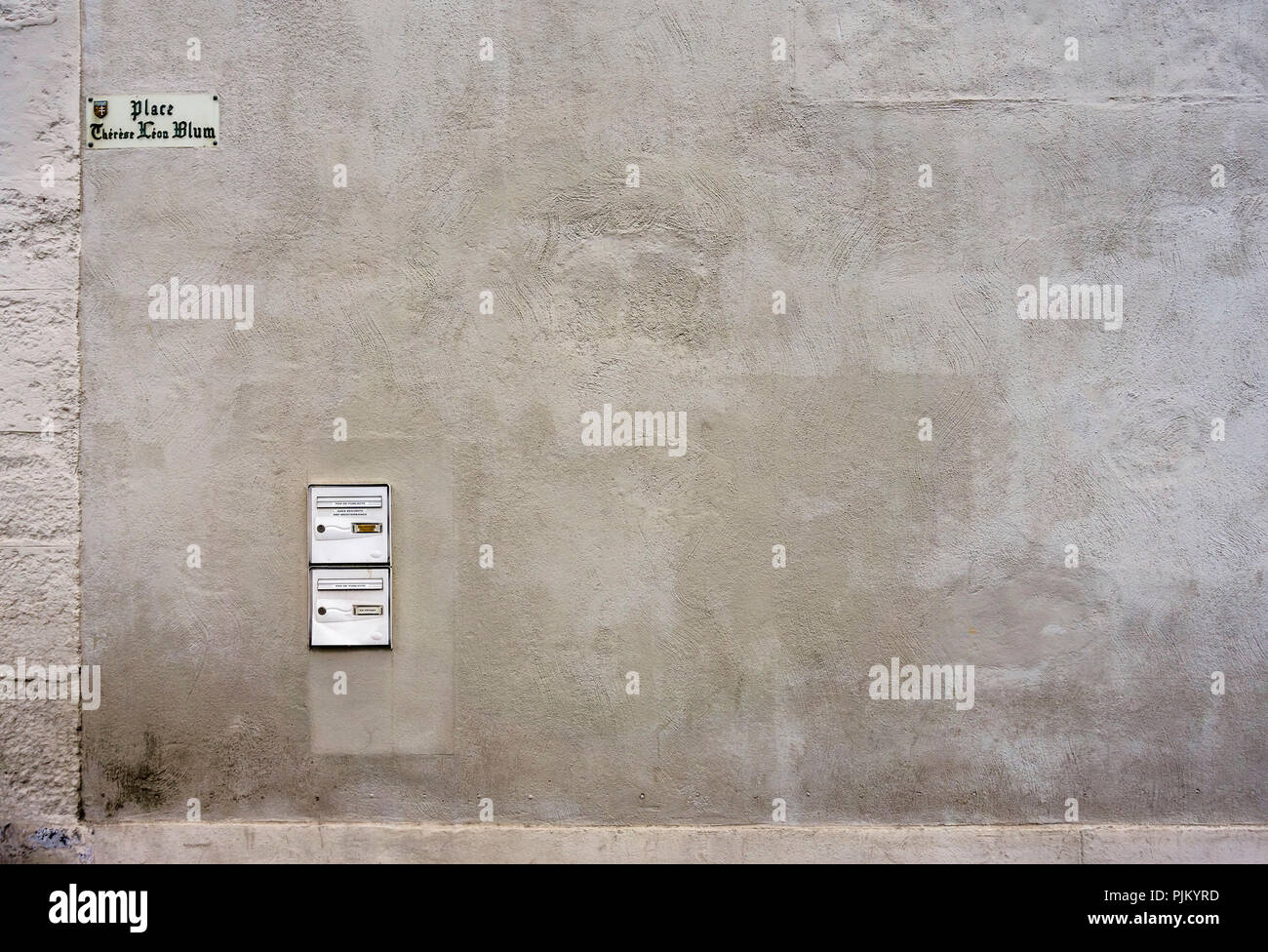 Due cassette postali presso la parete in Narbonne Foto Stock