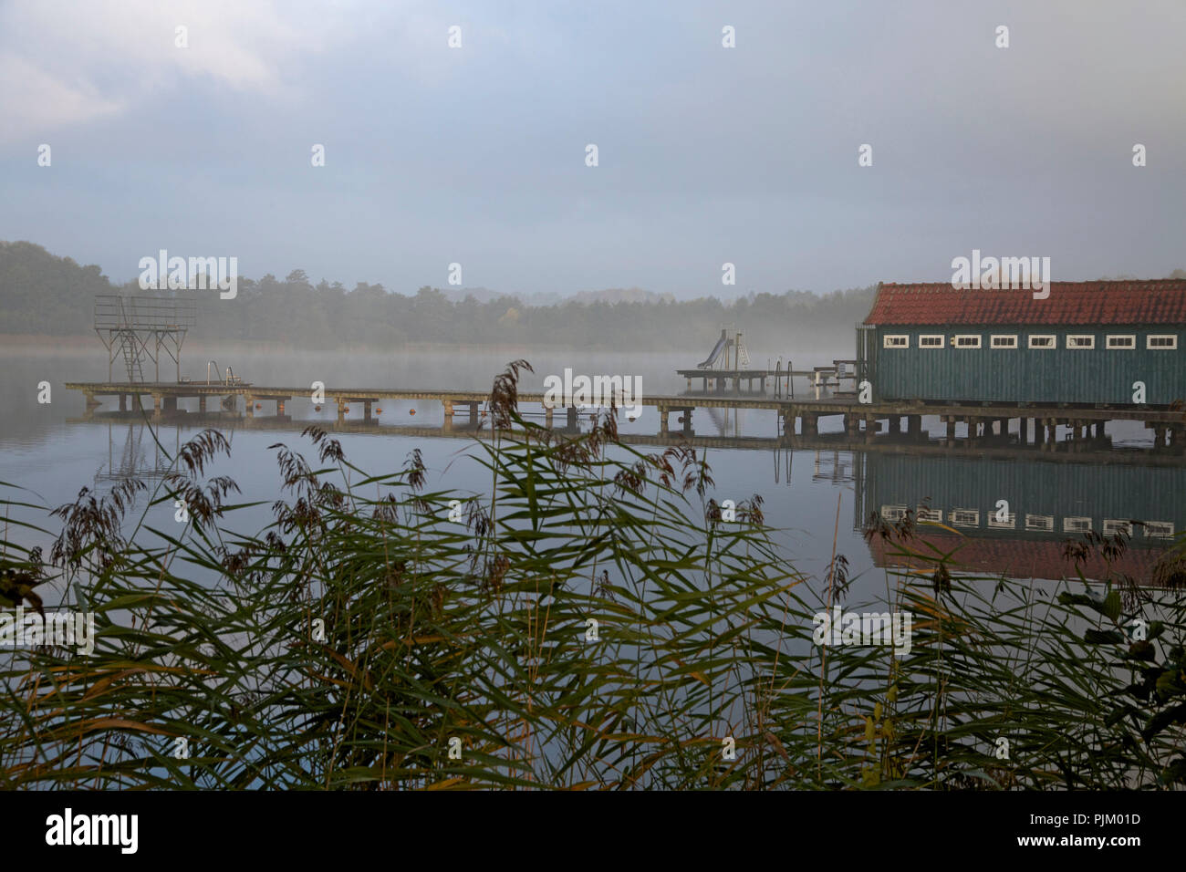 Lo storico stabilimento balneare sul grande lago Eutin in una nebbiosa mattina di autunno Foto Stock