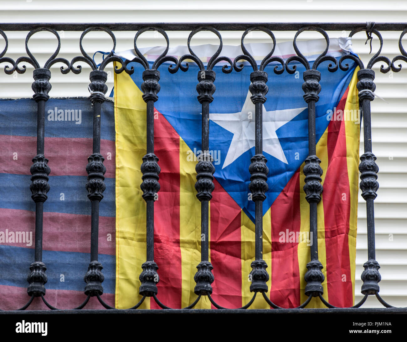 Bandiera catalana attaccato ad un balcone a Barcellona Foto Stock