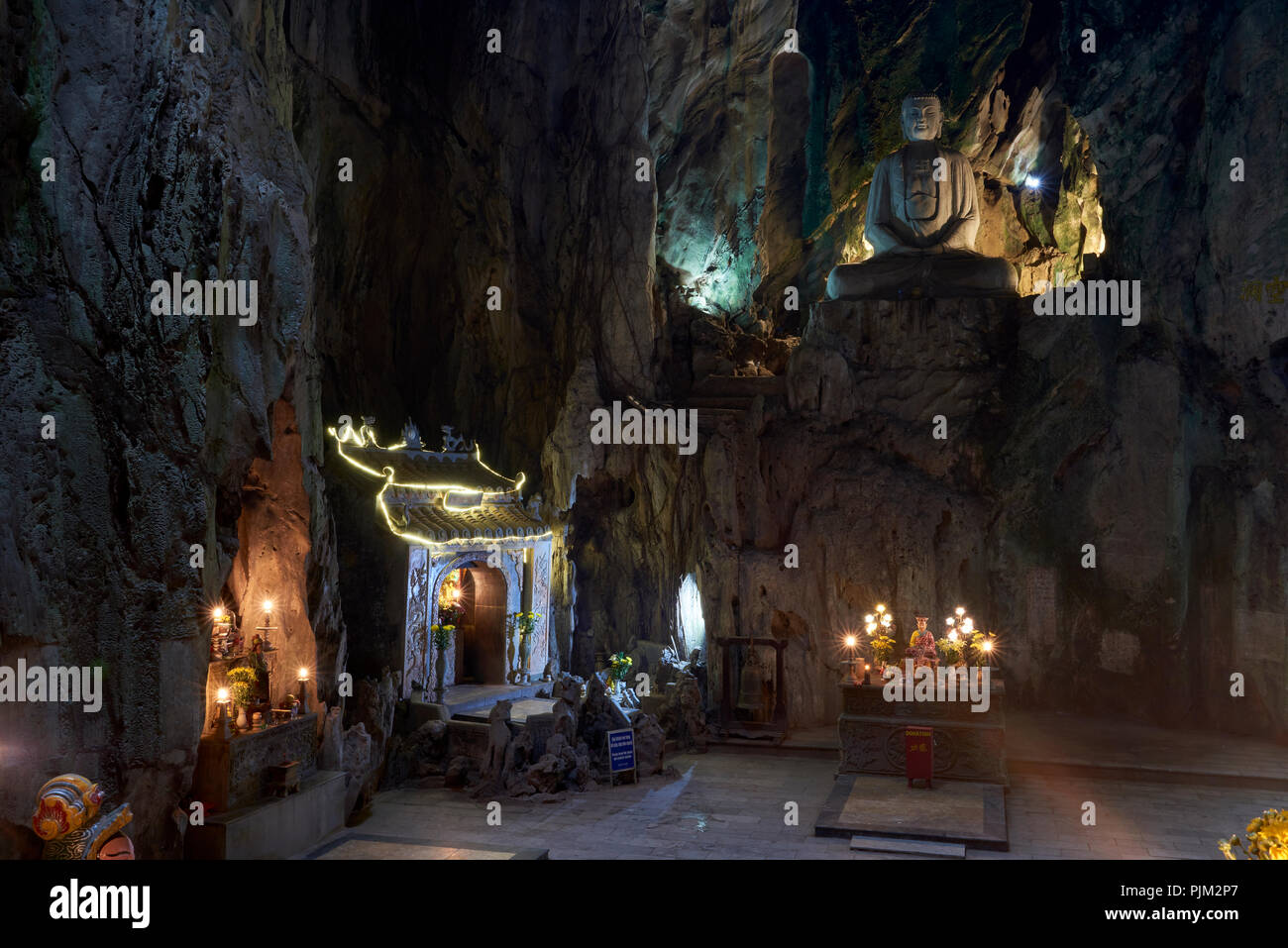 Tempio buddista entro Huyen Khong Cave nelle montagne di marmo, a metà strada tra Hoi An e Da Nang, Vietnam. Il tempio è parte di un complesso di grotte Foto Stock