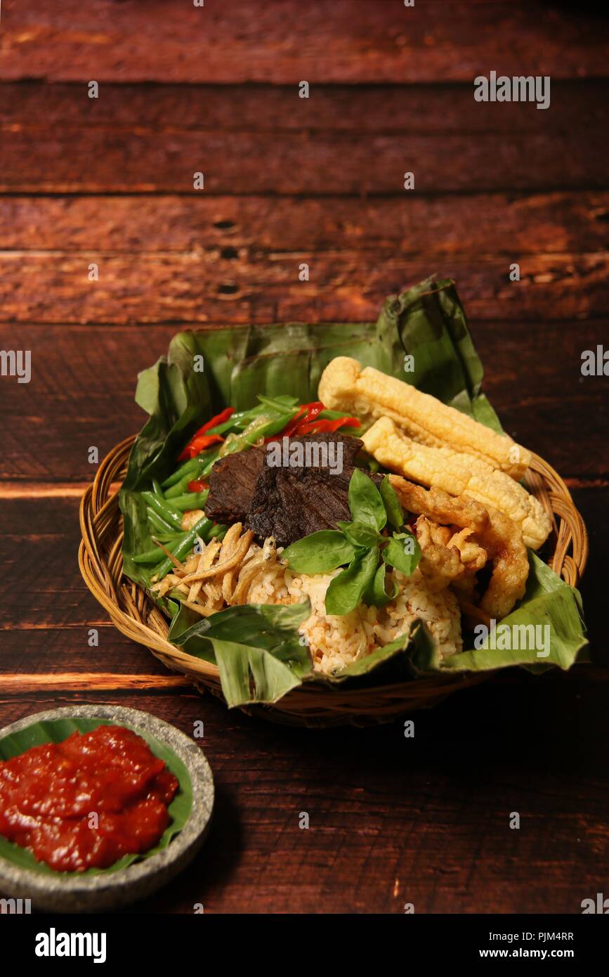 Nasi Bakar, il tradizionale Sundanese grigliate di riso in foglia di banana Foto Stock