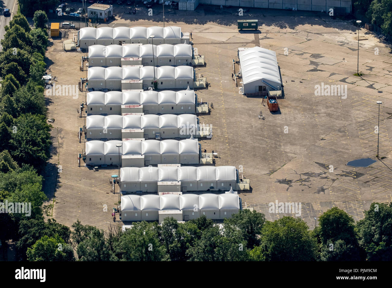 Sistemazione dei profughi ex Opel fabbrica parcheggio Alte Wittener Straße, rifugiati tende, Bochum, la zona della Ruhr, Nord Reno-Westfalia, Germania Foto Stock