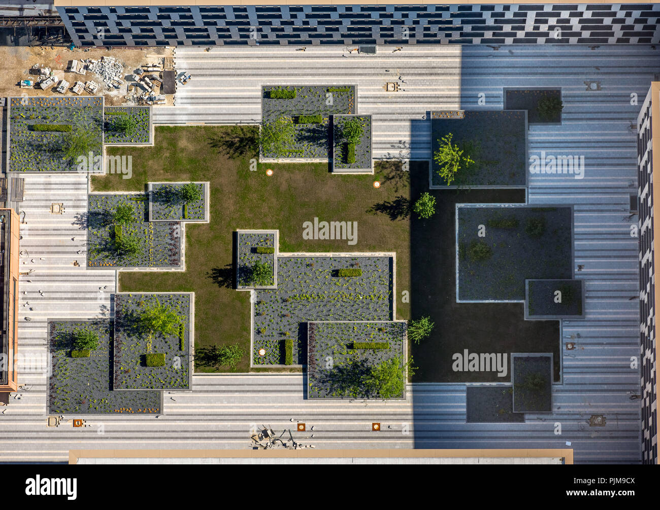 Il nuovo centro della giustizia nel centro della città di Bochum, Josef-Neuberger-Straße, cortile, area riposo, fiore paesaggio, Bochum, la zona della Ruhr, Nord Reno-Westfalia, Germania Foto Stock