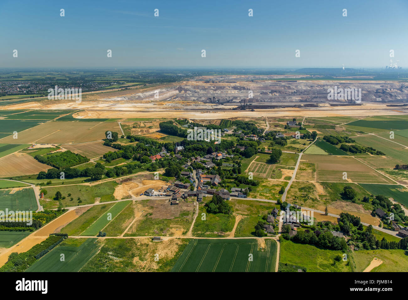 Comune Borschemich è chiuso e deve dare modo al marrone coal mining Garzweiler, Erkelenz, Basso Reno carbone marrone area area, Nord Reno-Westfalia, Germania Foto Stock