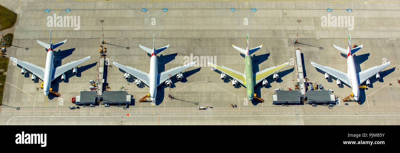 Airbus A380 di Emirates prima del completamento del grembiule, Finkenwerder aeroporto, Amburgo, Città Libera e Anseatica di Amburgo, Amburgo, Germania Foto Stock