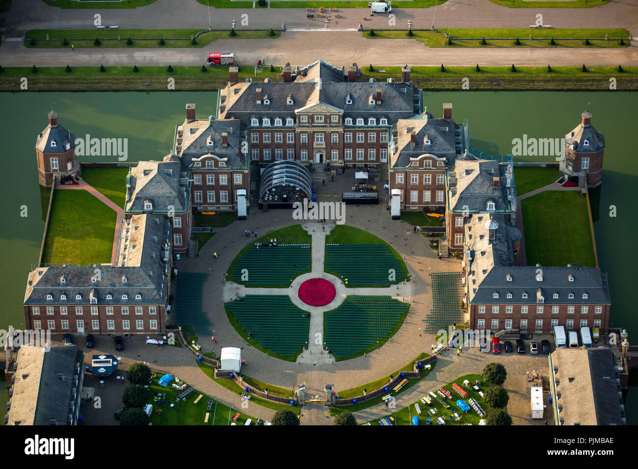 La peste open-air spettacolo, notte di dieci mila candele presso il castello di Nordkirchen, palazzo barocco, il giardino barocco, moated il castello di Versailles di Münsterland, Gräften, Nordkirchen, Münsterland, Renania settentrionale-Vestfalia, Germania Foto Stock