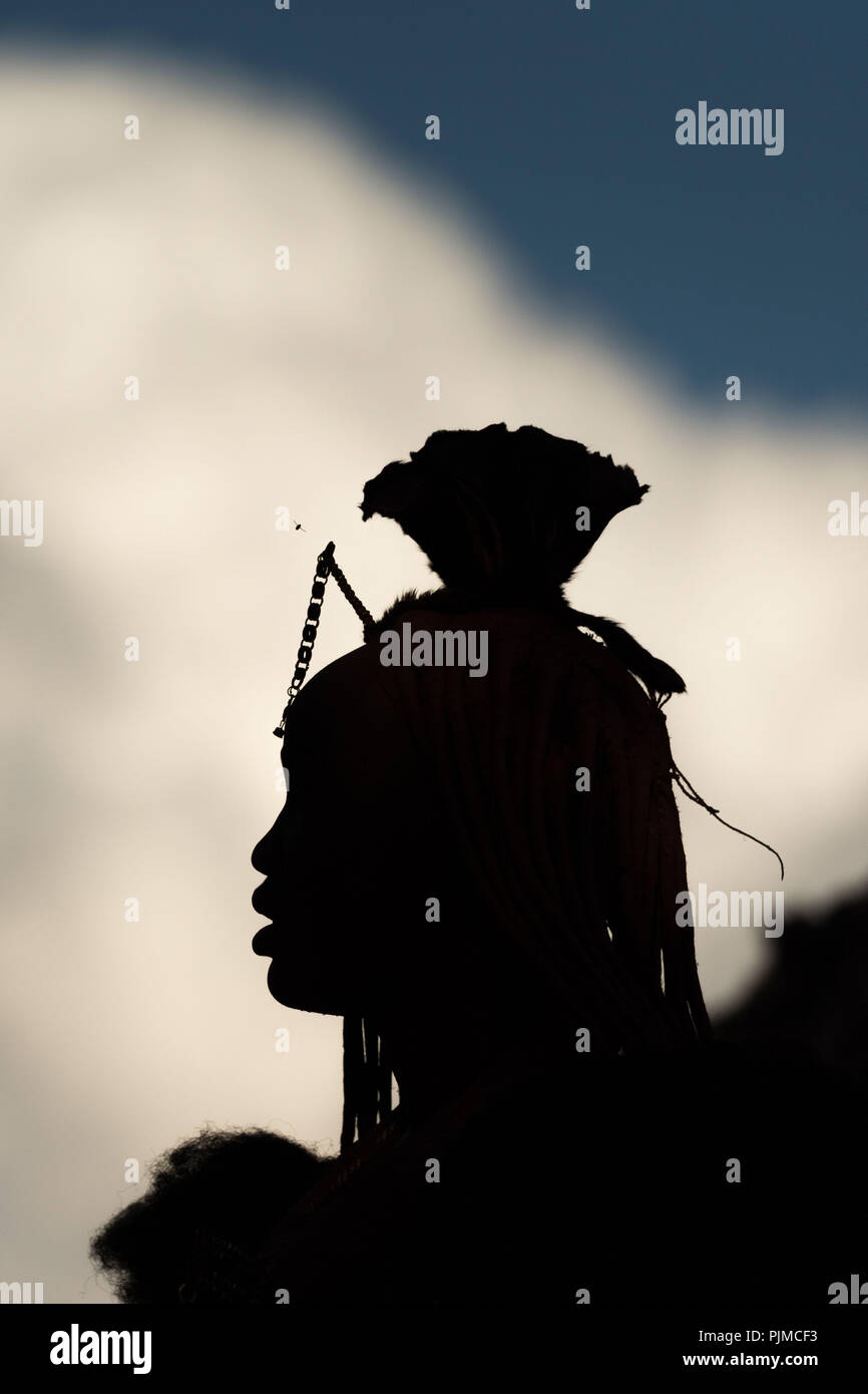 Silhouette di una donna Himba con il tipico copricapo, Profilo laterale Foto Stock