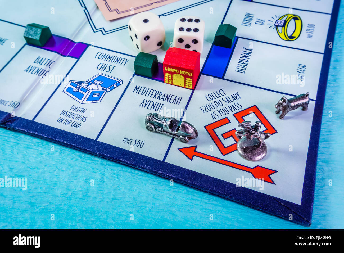 Gioco di monopoli vicino con l'auto passando il GO. Il classico real estate gioco di scambi commerciali da Parker Brothers. Foto Stock