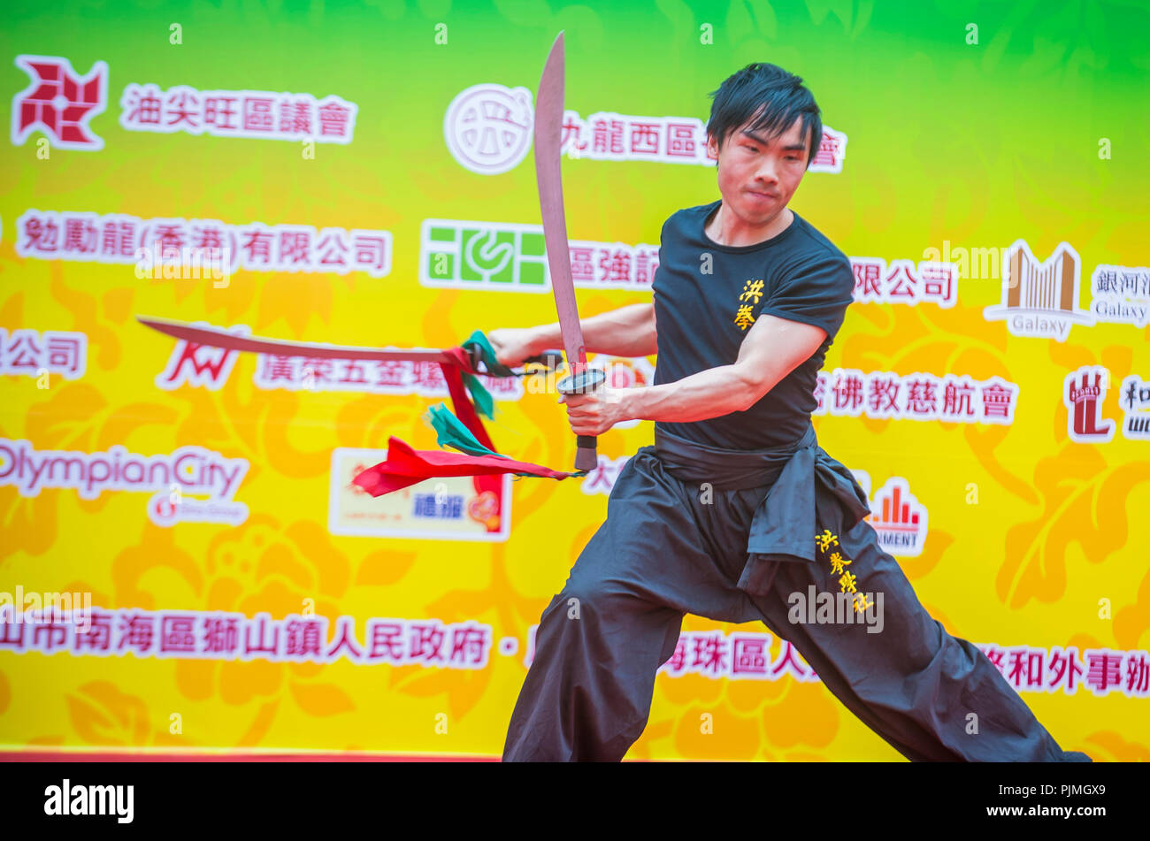 Dimostrazione di arti marziali durante la XIV fiera del tempio Tai Kok Tsui a Hong Kong Foto Stock