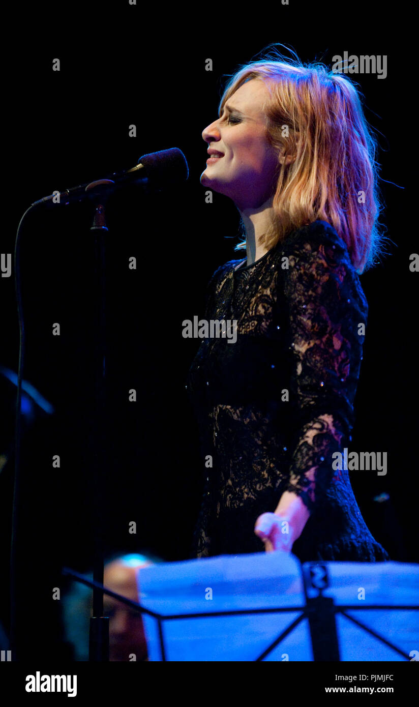 Geike Arnaert esegue il suo primo concerto da solista poiché ha lasciato la band Hooverphonic, cantando canzoni di Kurt Weil al Gouden Vleugels awards cerimon Foto Stock