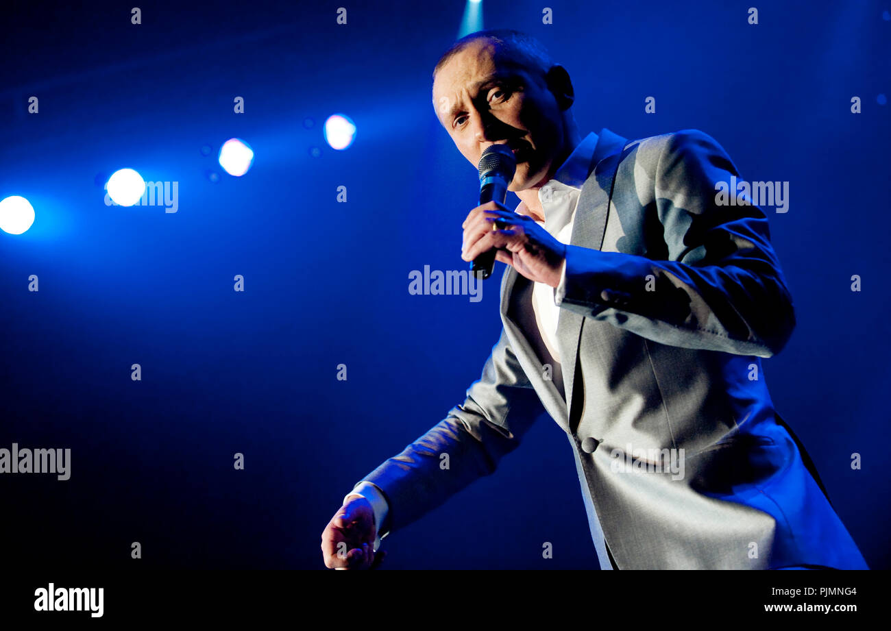Helmut Lotti a Haiti Lavi 12-12 concerto benefico nel BOZAR di Bruxelles (Belgio, 15/02/2010) Foto Stock