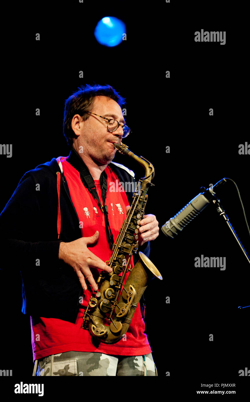 American avant-garde musicista John Zorn effettuando al Jazz festival Middelheim di Anversa (Belgio, 13/08/2009) Foto Stock