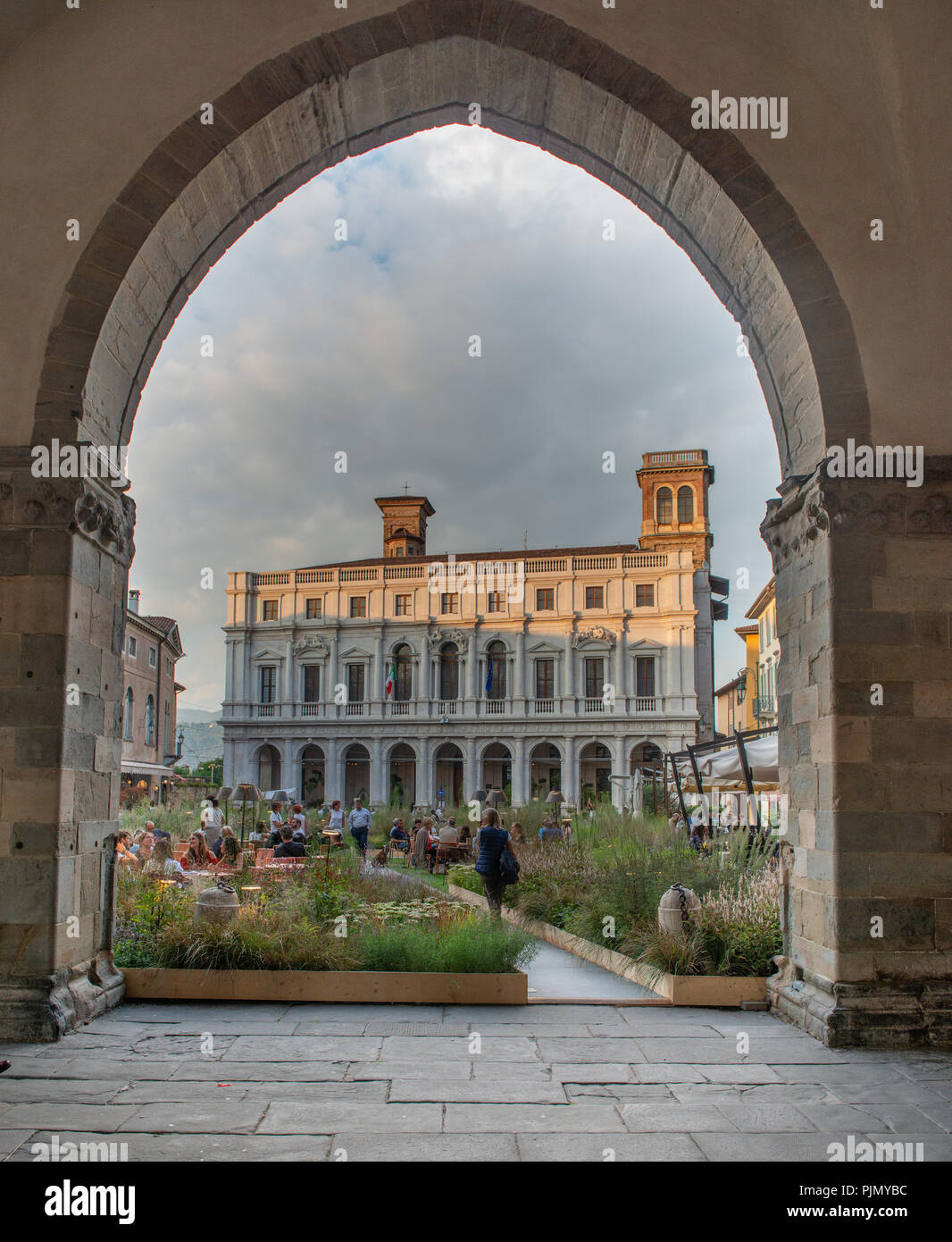 Bergamo Italia 7 Settembre 2018: Bergamo città vecchia in un alto edificio di città trasformata in un giardino botanico per i maestri del paesaggio Foto Stock