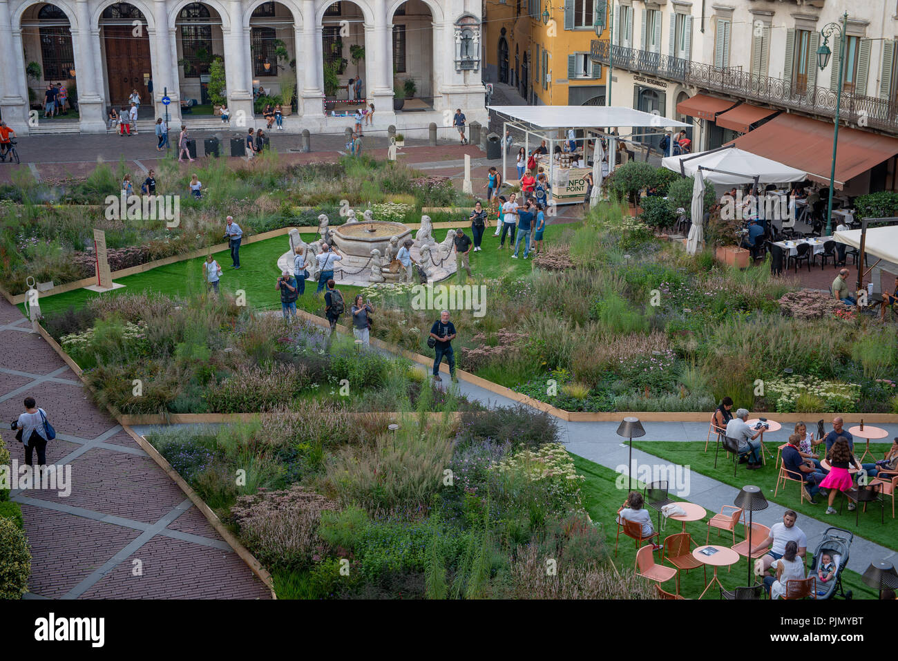 Bergamo Italia 7 Settembre 2018: Bergamo città vecchia in un alto edificio di città trasformata in un giardino botanico per i maestri del paesaggio Foto Stock