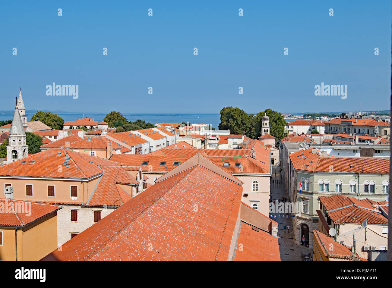 Vista di Zadar vecchi tetti della città da il campanile della cattedrale, Zadar, Croazia Foto Stock