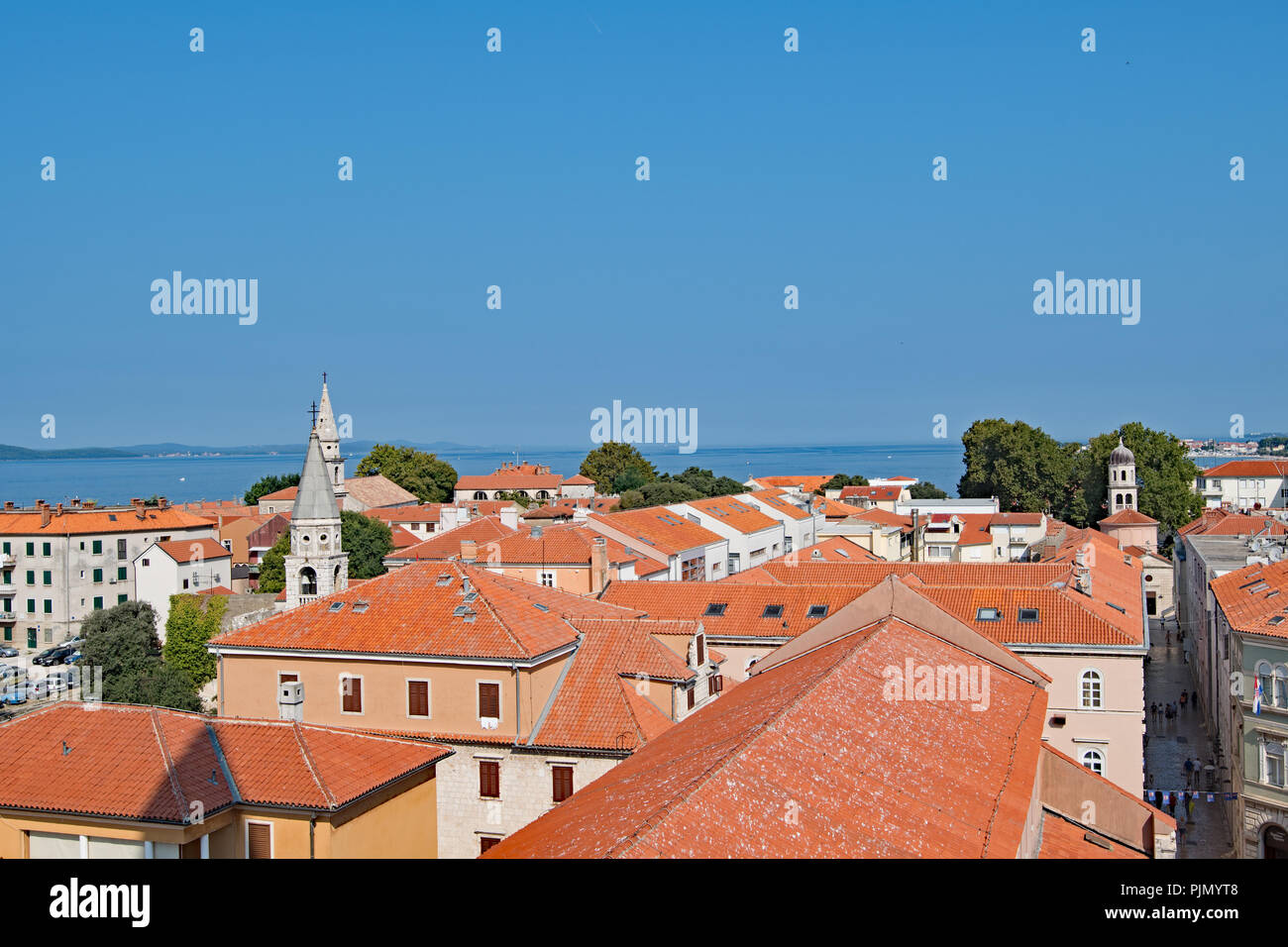 Vista di Zadar vecchi tetti della città da il campanile della cattedrale, Zadar, Croazia Foto Stock