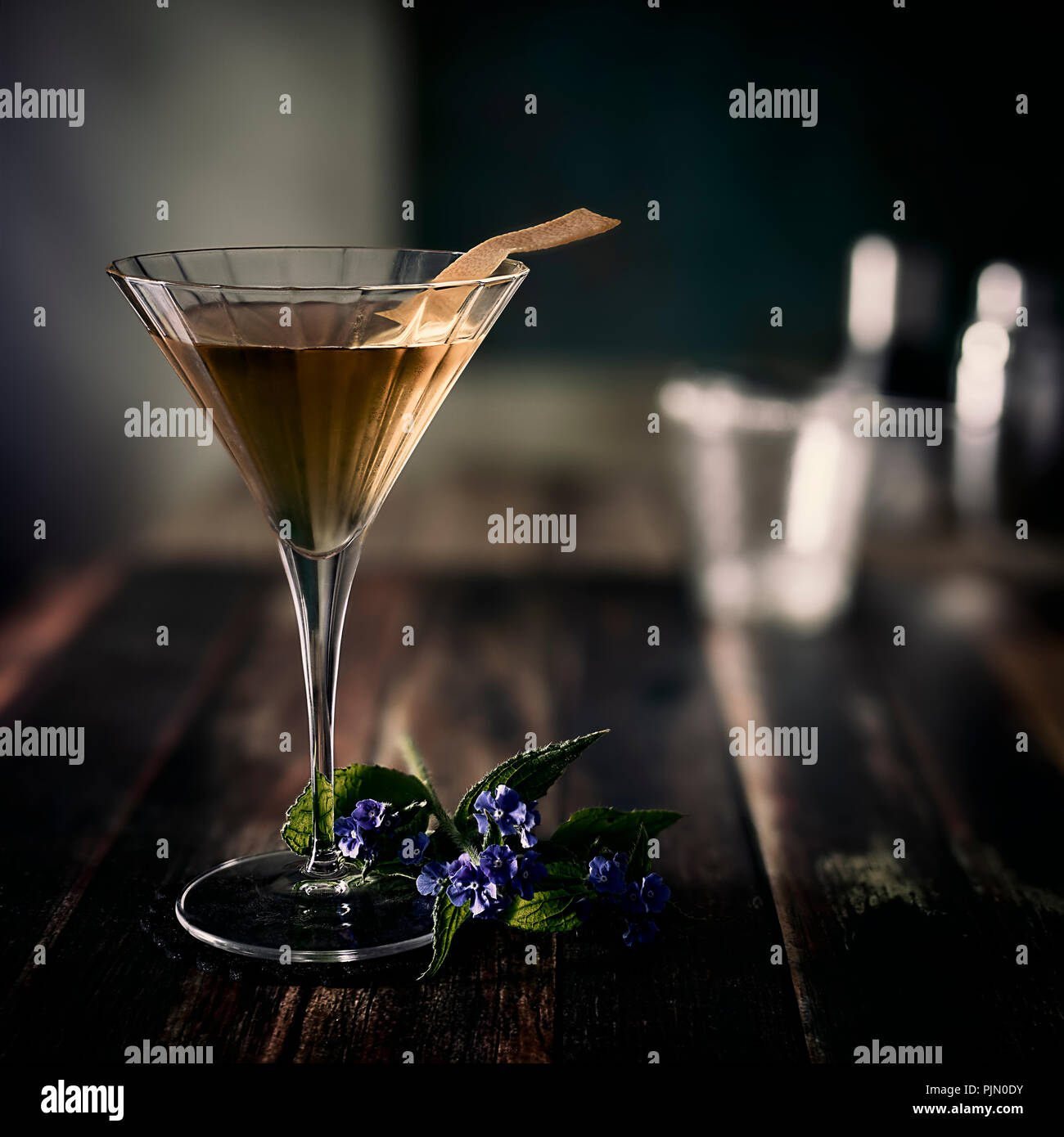 Intimo Vodka Martini la bevanda alcolica con orange guarnire sul tavolo rustico Foto Stock