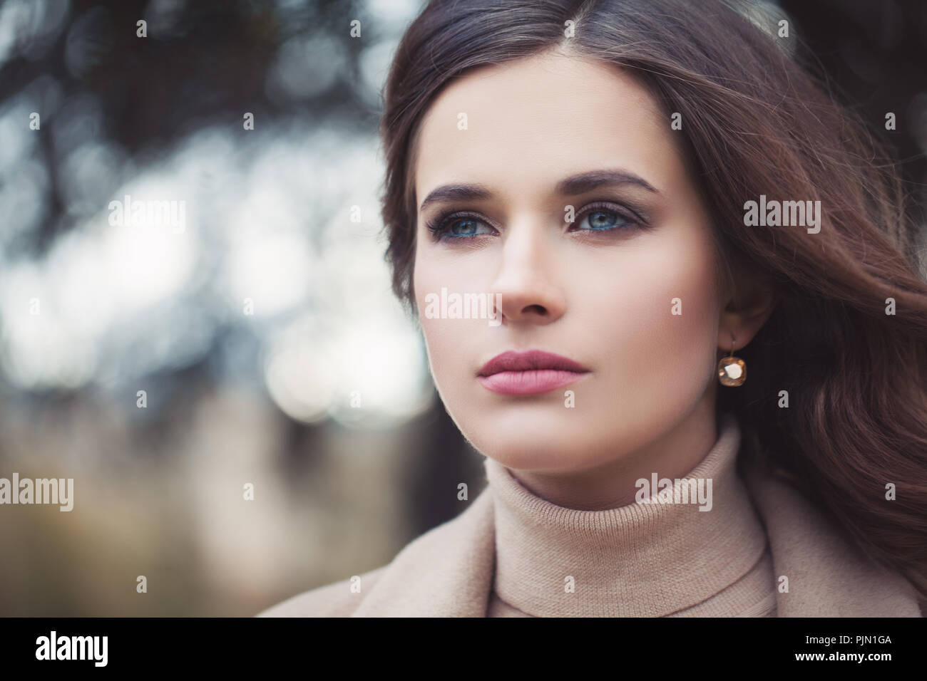 Perfetto giovane donna ritratto all'aperto. Bellissimo volto femminile closeup Foto Stock