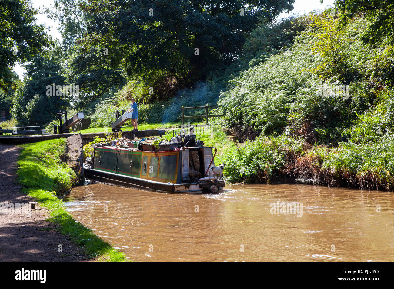 Vista di un narrowboat passando attraverso cancelli di blocco sul Shropshire union canal at the Cheshire village di Audlem England Regno Unito Foto Stock