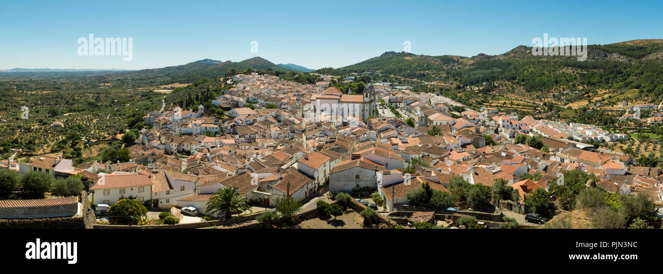 Vista del villaggio di collina di Castelo de Vide in Alentejo, Portogallo, dal castello Foto Stock