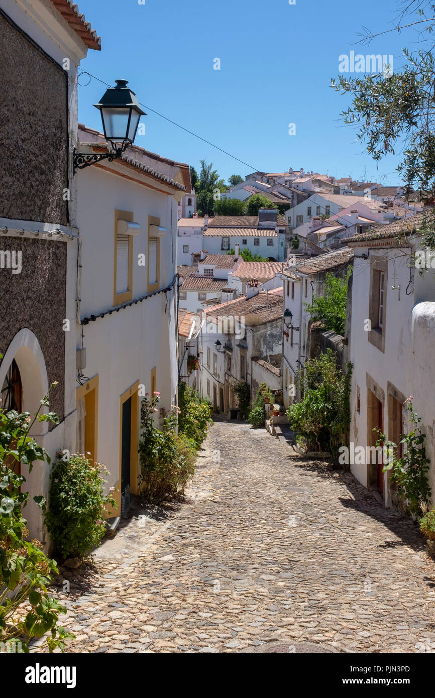 Visualizza in basso una stretta strada di ciottoli nel quartiere ebraico di Castelo de Vide, Alentejo, Portogallo Foto Stock