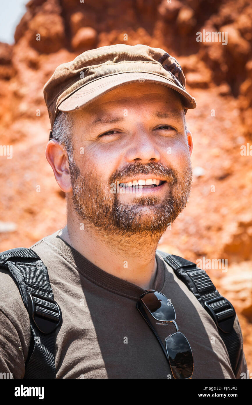 Un uomo con la barba nel deserto, Ein Mann mit Bart in der Wueste Foto Stock