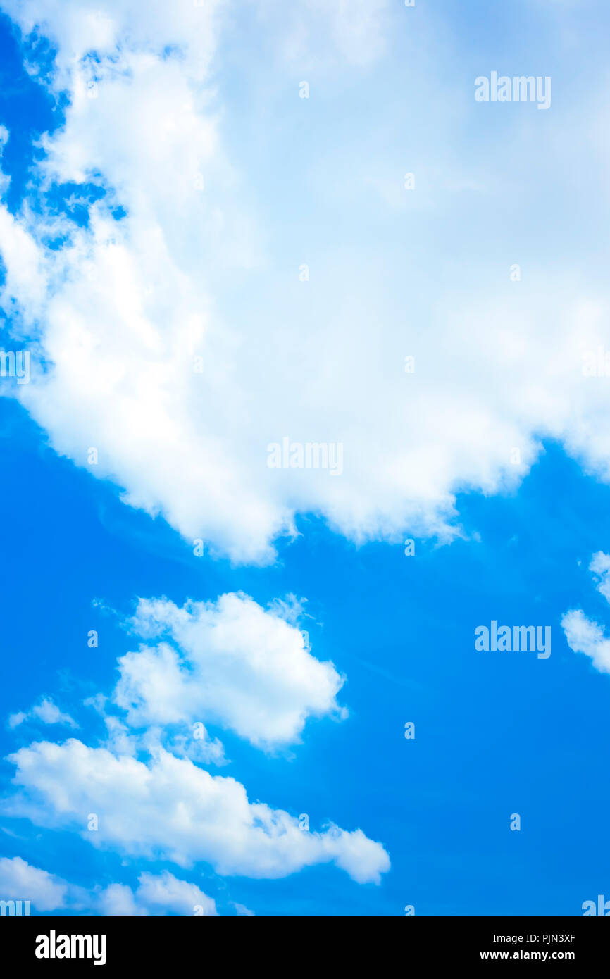 Un bel cielo blu con nuvole bianche, Ein schöner blauer Himmel mit weissen Wolken Foto Stock