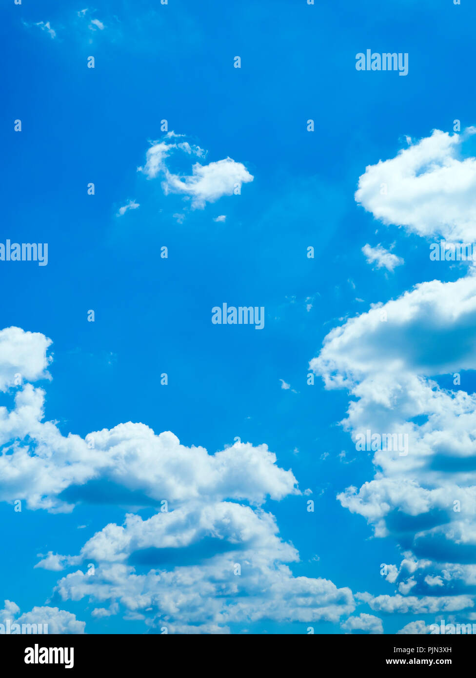 Un bel cielo blu con nuvole bianche, Ein schöner blauer Himmel mit weissen Wolken Foto Stock