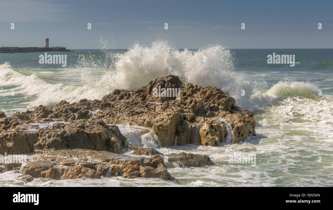 Porto è la seconda città più grande del Portogallo dopo Lisbona e una delle principali aree urbane della penisola iberica. Foto Stock