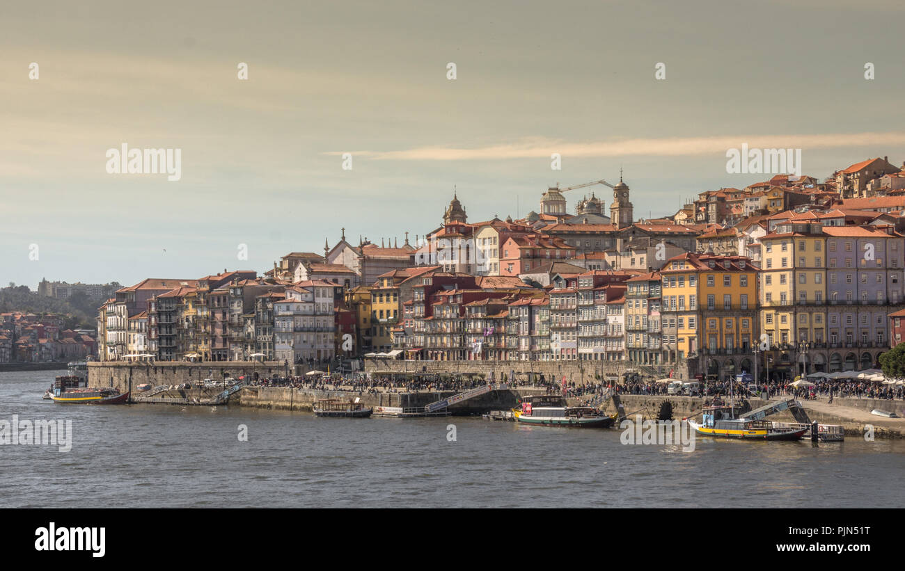 Porto è la seconda città più grande del Portogallo dopo Lisbona e una delle principali aree urbane della penisola iberica. Foto Stock