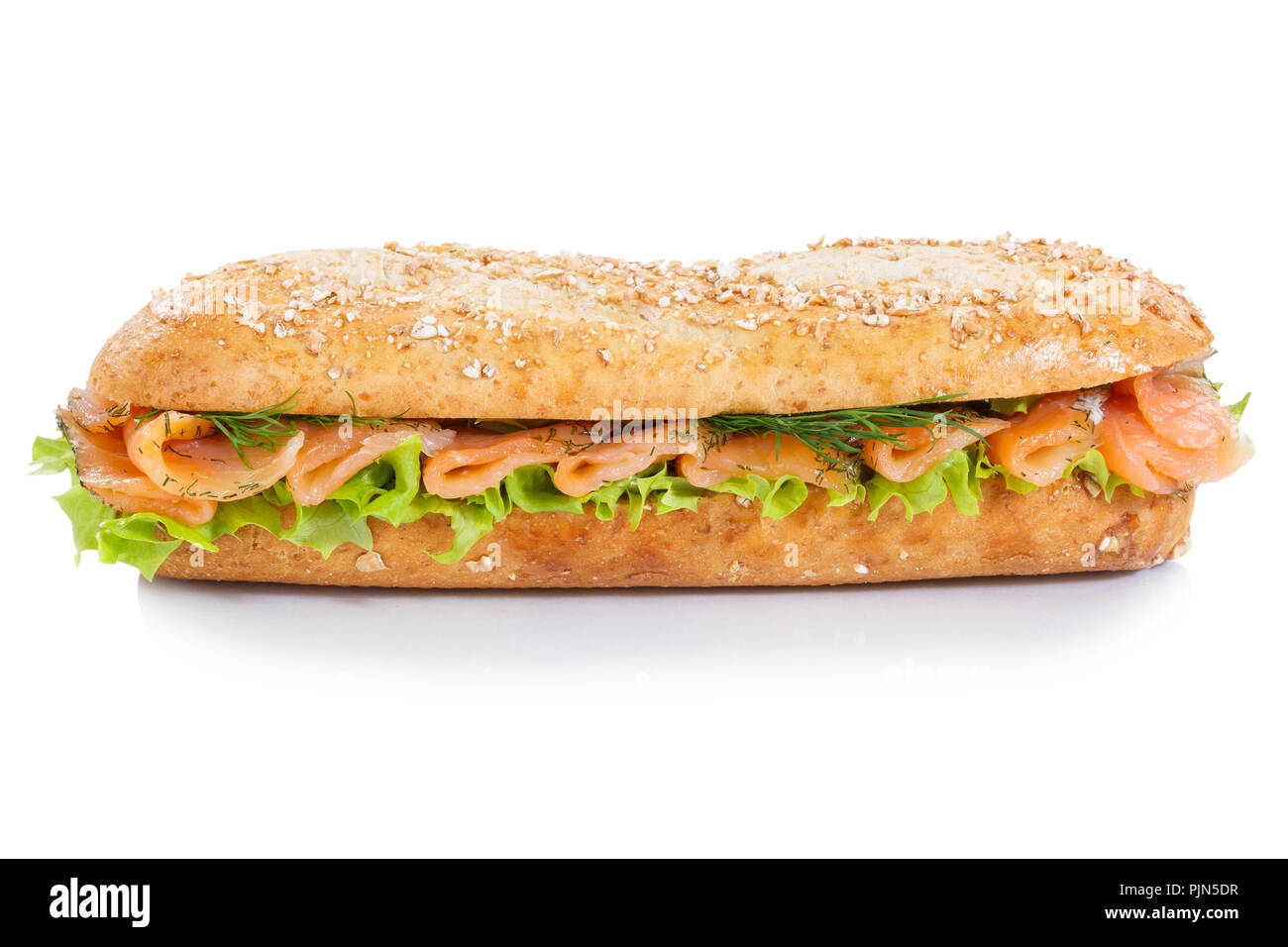 Baguette sandwich sub grani interi con salmone pesce isolato laterale su sfondo bianco Foto Stock