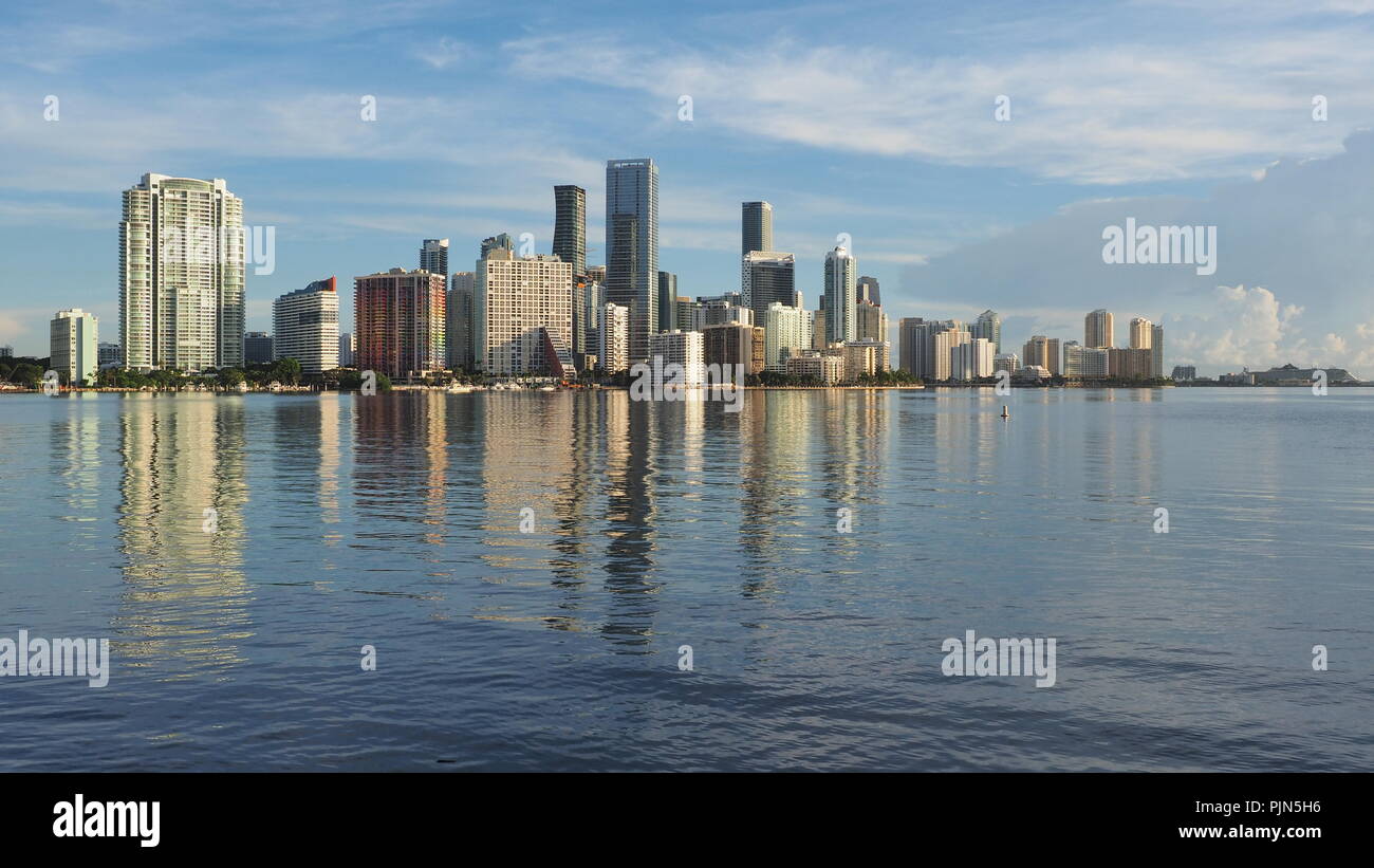 La città di skyline di Miami e la sua riflessione sulle tranquille acque della Baia di Biscayne in inizio di mattina di luce. Foto Stock