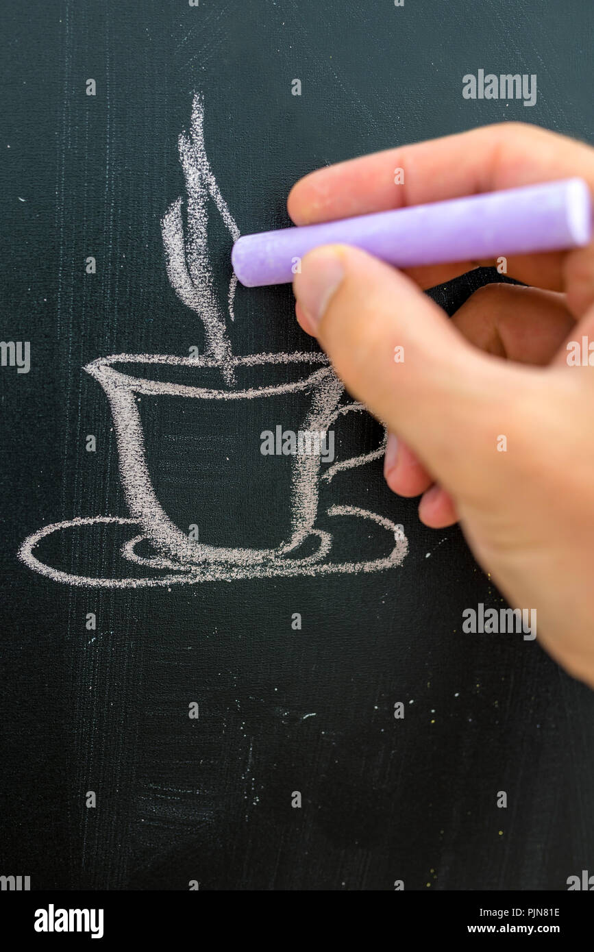 Primo piano del disegno cameriere tazza di caffè o di tè nero sul bordo. Foto Stock