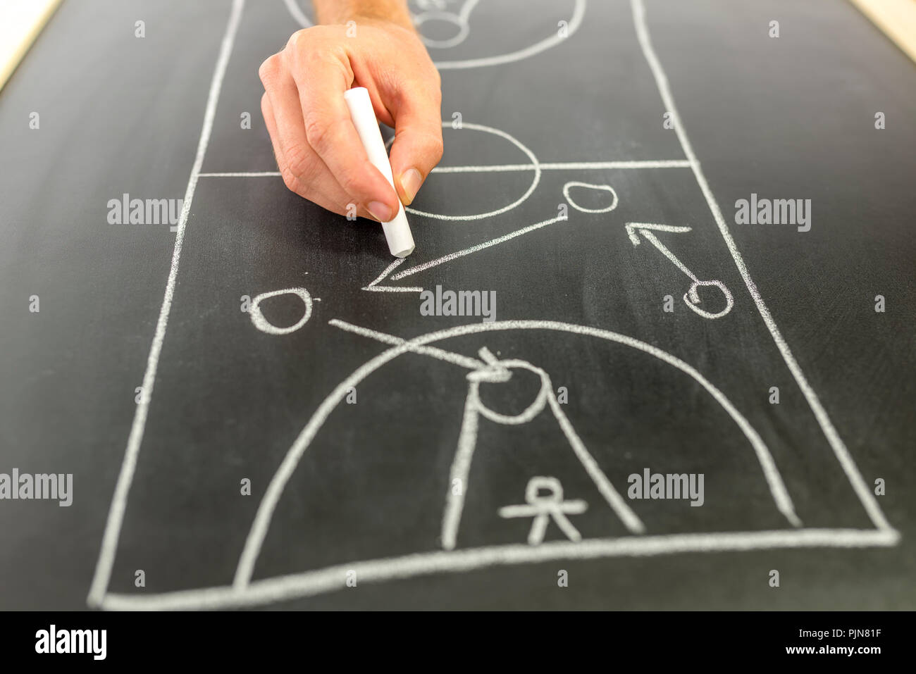 Vista dettagliata del coach di pallacanestro di disegno la strategia di gioco sul bordo nero. Foto Stock