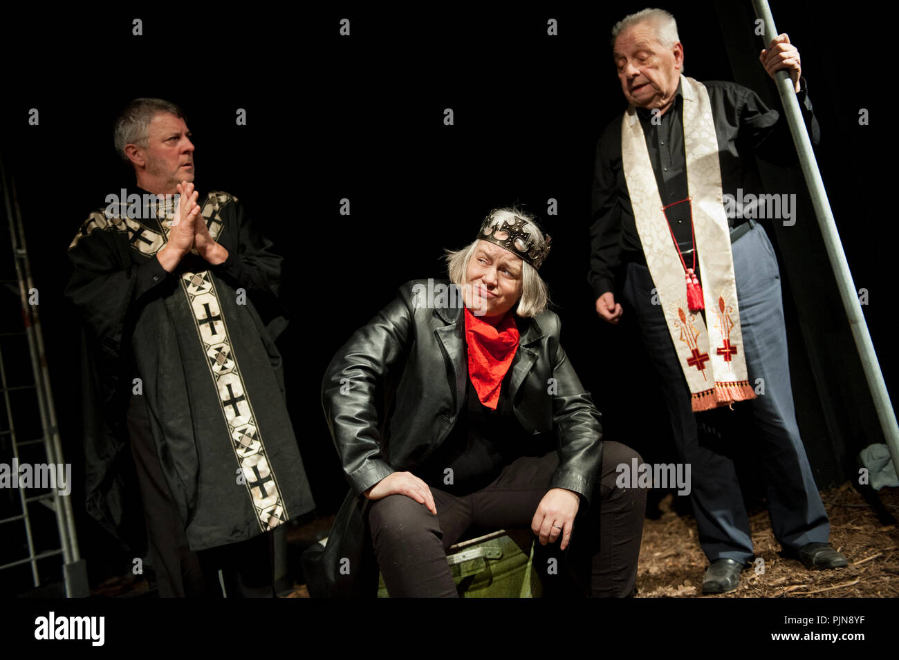 Compagnia di teatro De Reynaertghesellen giocando Hendrik De Vijfden da Tom Lanoye, diretto da Roger van Gompel (Leuven, 09/11/2017) Foto Stock