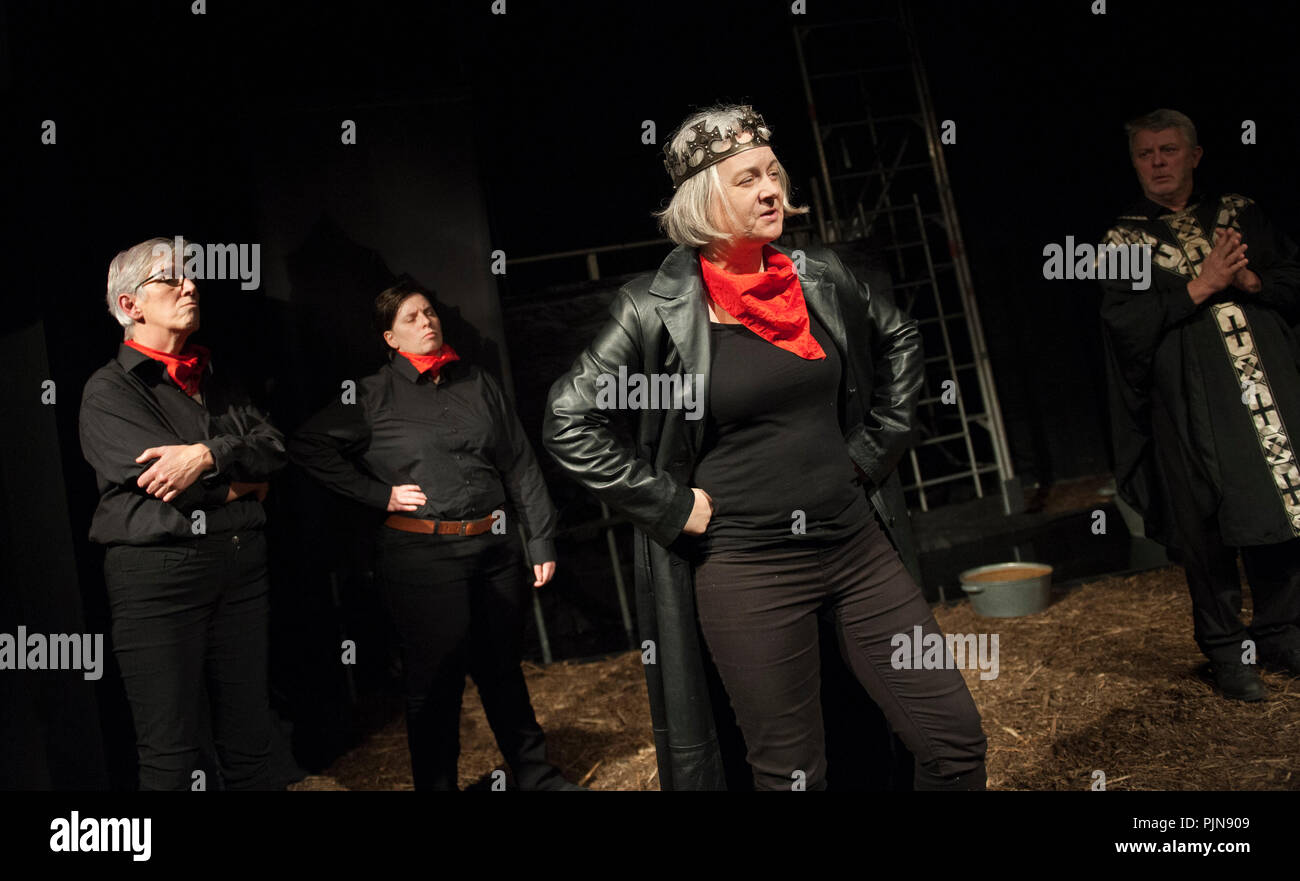 Compagnia di teatro De Reynaertghesellen giocando Hendrik De Vijfden da Tom Lanoye, diretto da Roger van Gompel (Leuven, 09/11/2017) Foto Stock