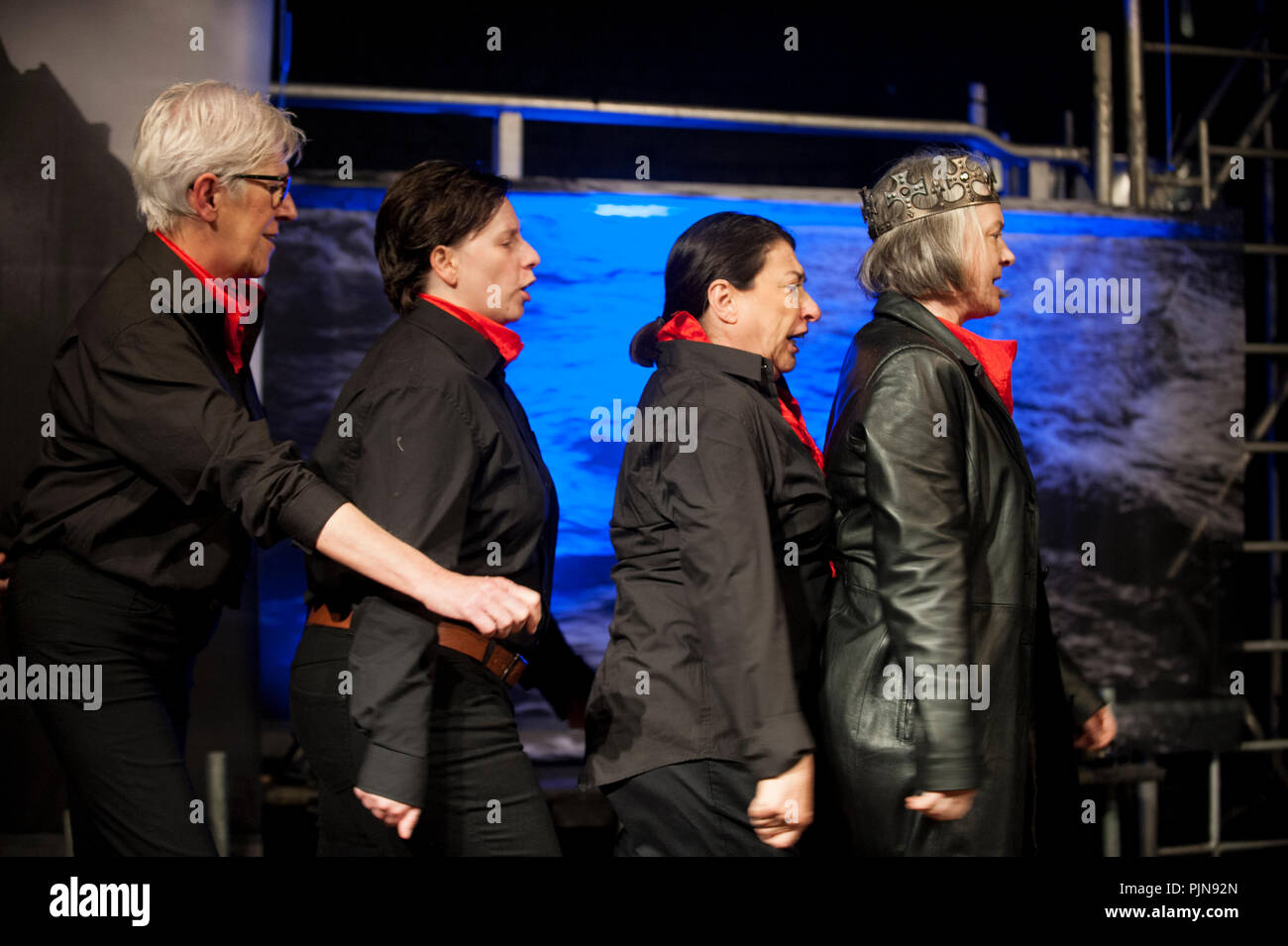 Compagnia di teatro De Reynaertghesellen giocando Hendrik De Vijfden da Tom Lanoye, diretto da Roger van Gompel (Leuven, 09/11/2017) Foto Stock