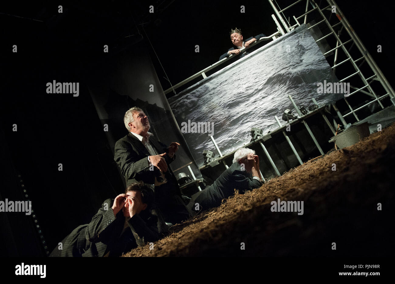 Compagnia di teatro De Reynaertghesellen giocando Hendrik De Vijfden da Tom Lanoye, diretto da Roger van Gompel (Leuven, 09/11/2017) Foto Stock