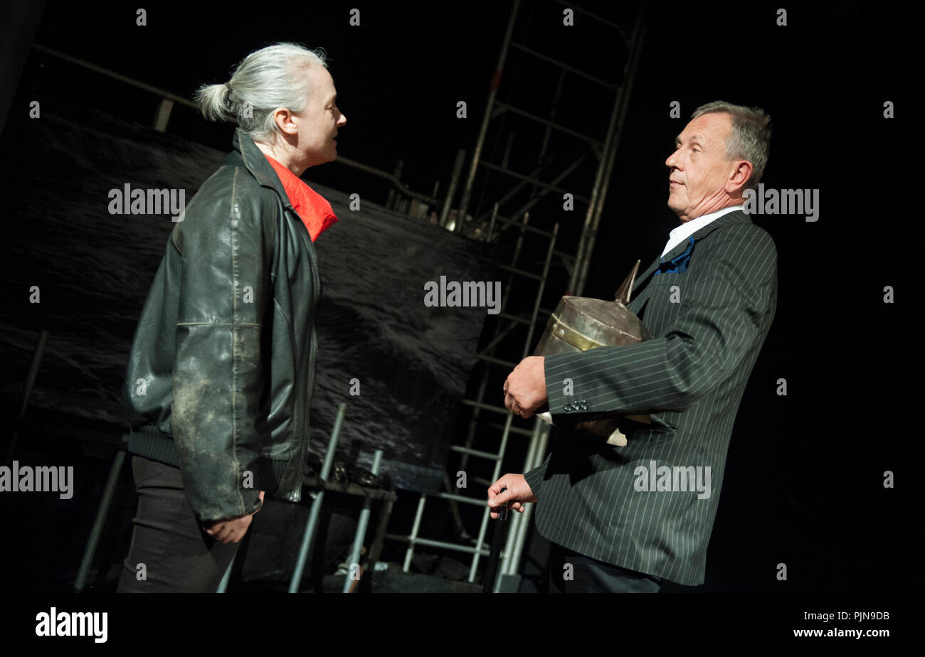 Compagnia di teatro De Reynaertghesellen giocando Hendrik De Vijfden da Tom Lanoye, diretto da Roger van Gompel (Leuven, 09/11/2017) Foto Stock