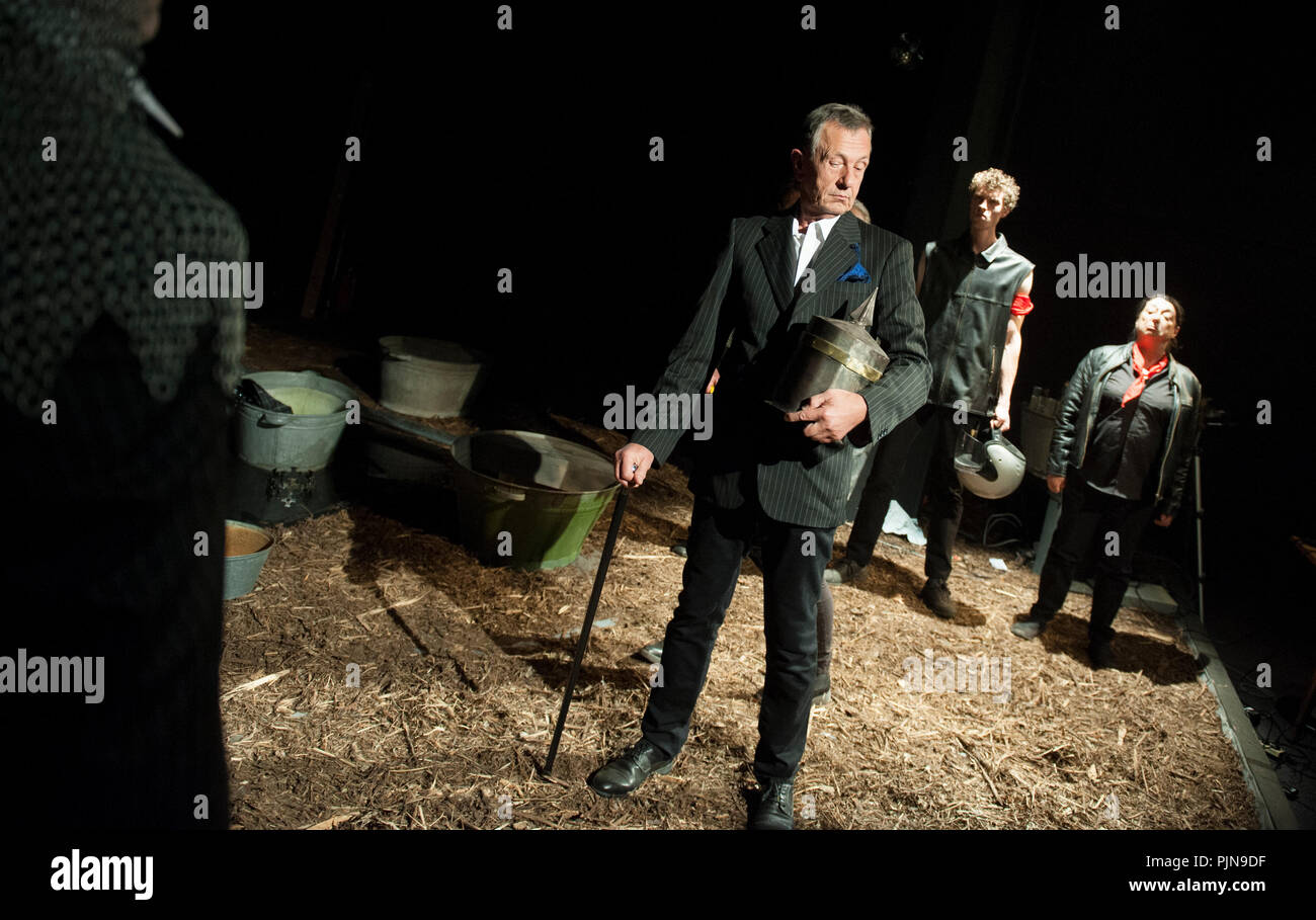 Compagnia di teatro De Reynaertghesellen giocando Hendrik De Vijfden da Tom Lanoye, diretto da Roger van Gompel (Leuven, 09/11/2017) Foto Stock