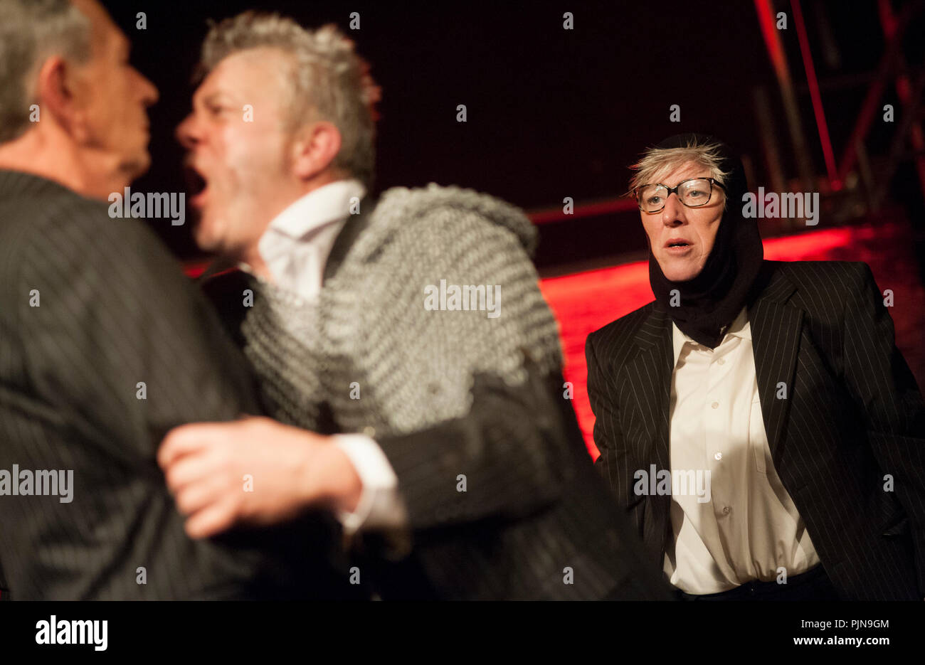 Compagnia di teatro De Reynaertghesellen giocando Hendrik De Vijfden da Tom Lanoye, diretto da Roger van Gompel (Leuven, 09/11/2017) Foto Stock