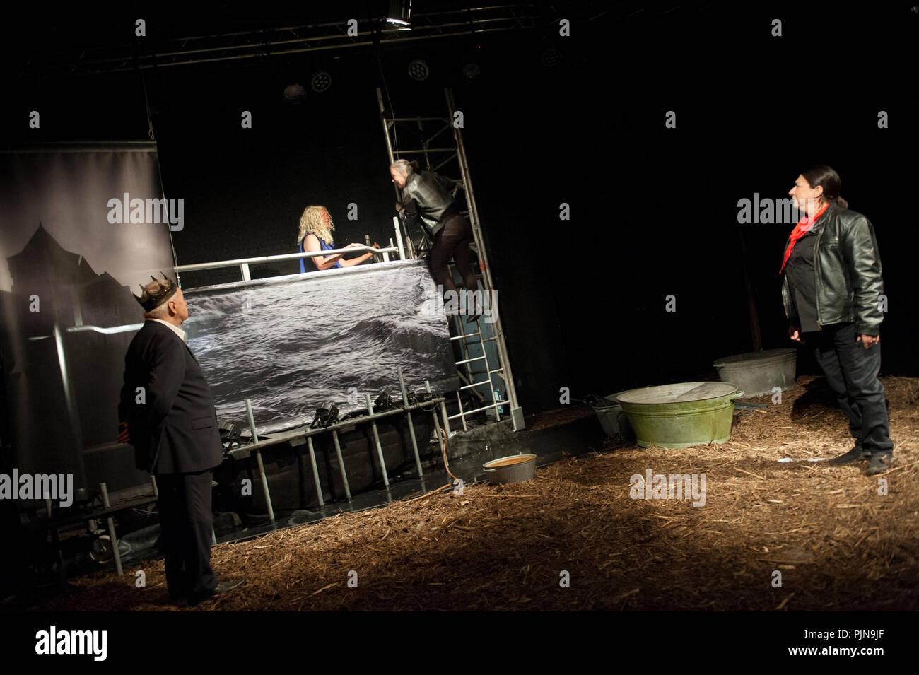 Compagnia di teatro De Reynaertghesellen giocando Hendrik De Vijfden da Tom Lanoye, diretto da Roger van Gompel (Leuven, 09/11/2017) Foto Stock