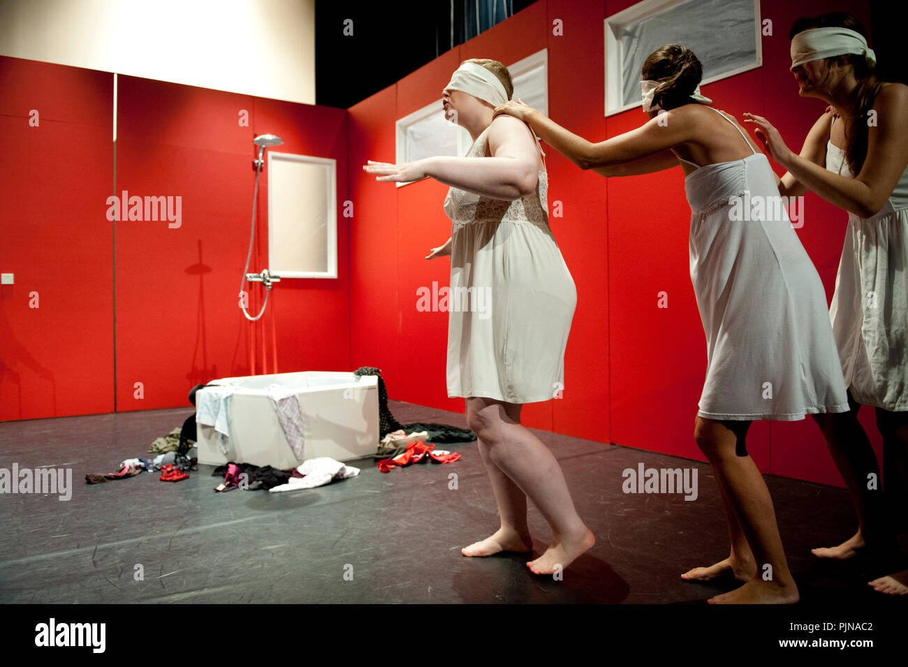 Compagnia di teatro De Dijlezonen giocando "Het Huis van Bernarda Alba' da Federico Garcia Lorca, diretto da Frans Vanderschueren (Belgio, 16/10/2014) Foto Stock