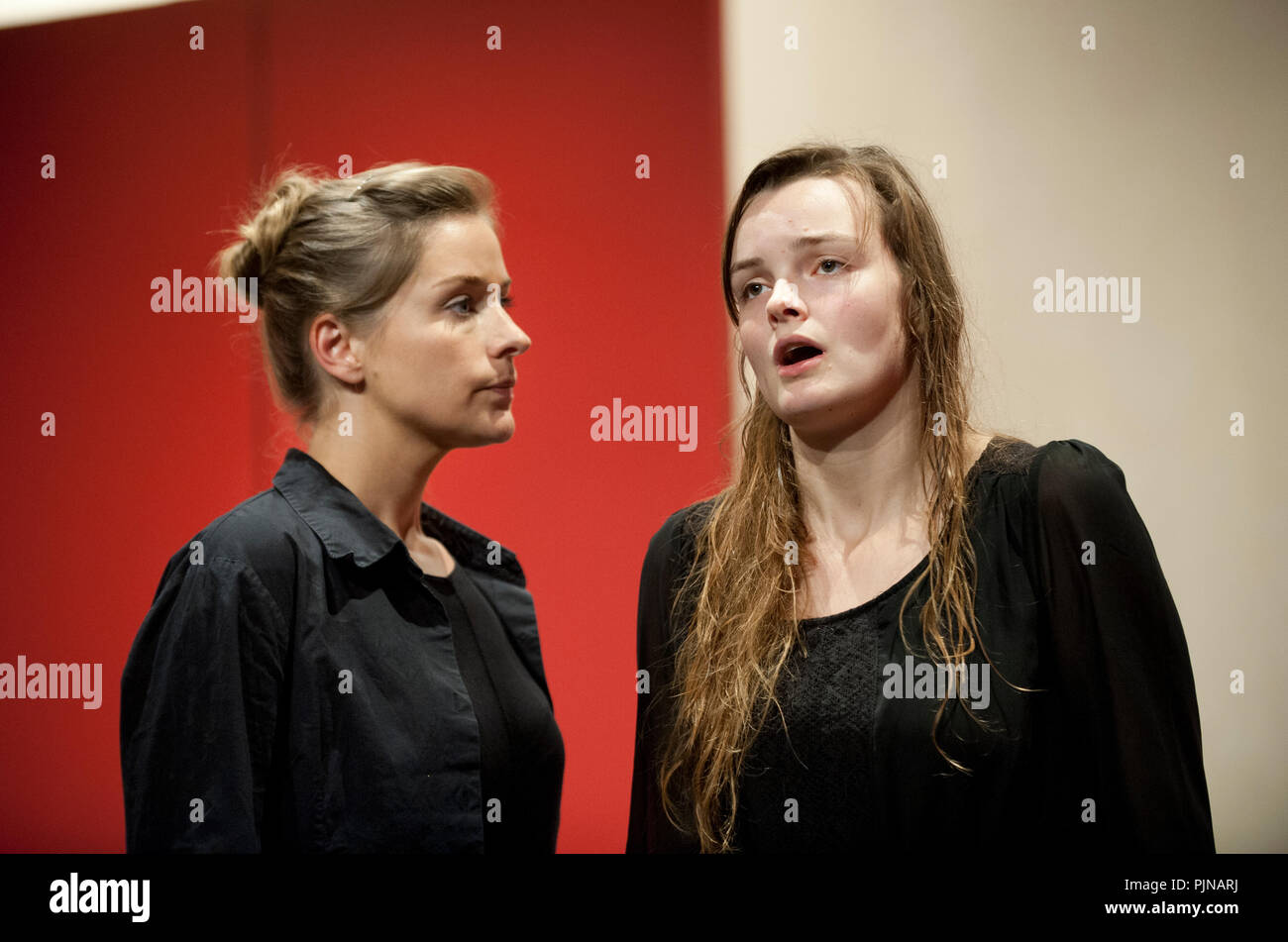 Compagnia di teatro De Dijlezonen giocando "Het Huis van Bernarda Alba' da Federico Garcia Lorca, diretto da Frans Vanderschueren (Belgio, 16/10/2014) Foto Stock