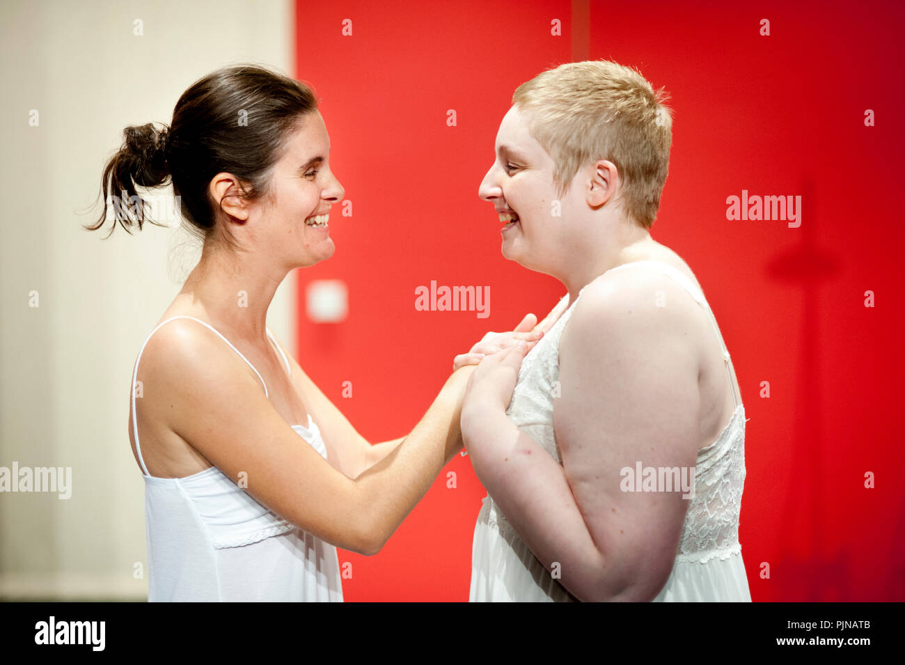 Compagnia di teatro De Dijlezonen giocando "Het Huis van Bernarda Alba' da Federico Garcia Lorca, diretto da Frans Vanderschueren (Belgio, 16/10/2014) Foto Stock