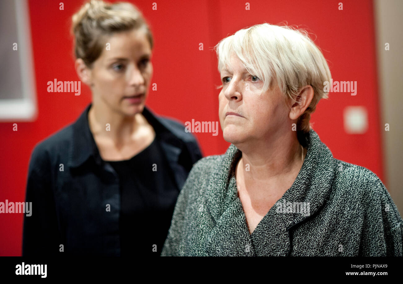 Compagnia di teatro De Dijlezonen giocando "Het Huis van Bernarda Alba' da Federico Garcia Lorca, diretto da Frans Vanderschueren (Belgio, 16/10/2014) Foto Stock