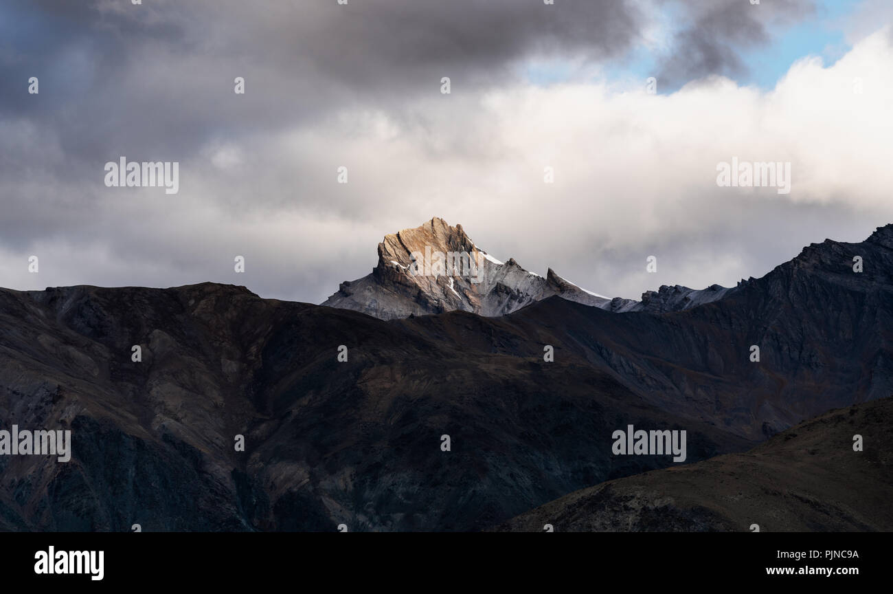 Paesaggio di montagna, sole sul picco di montagna con cielo nuvoloso Foto Stock