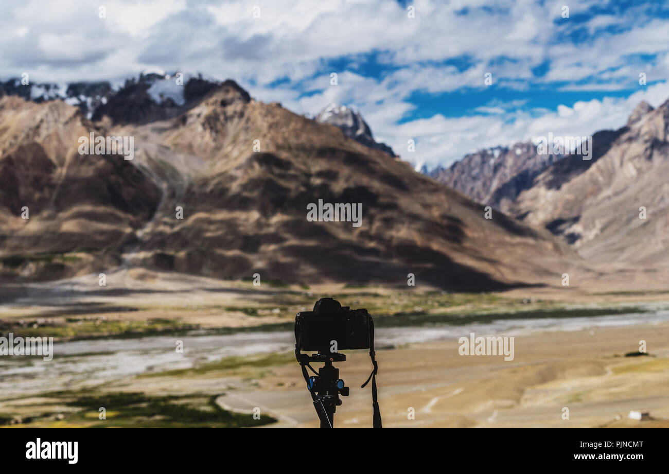 Tenendo il paesaggio fotografia,Paesaggi del Ladakh in India Foto Stock
